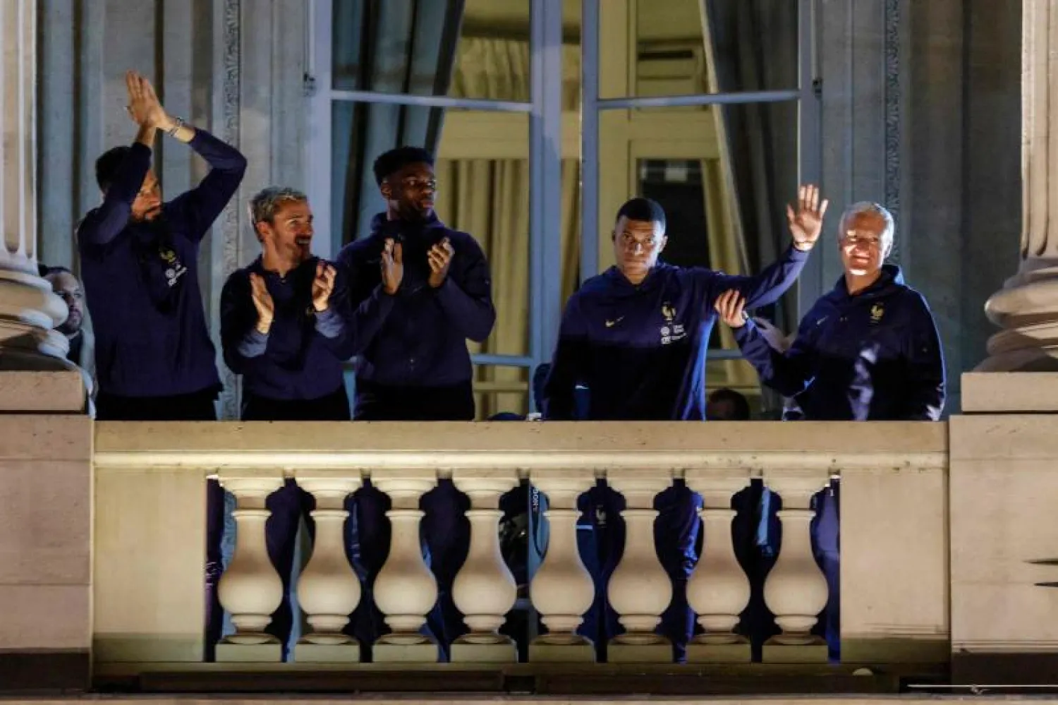 جيرو وغريزمان ومبابي والمدرب ديشان يحيون المشجعين في فندق دي كريون في ساحة الكونكورد (أ.ف.ب)