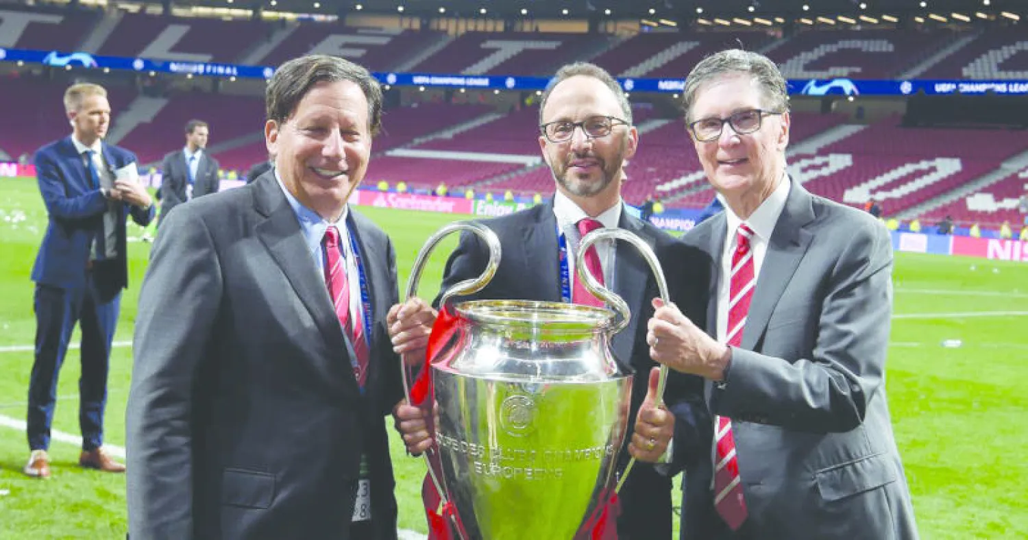 مايك غوردون رئيس مجموعة فينواي الرياضية (وسط) وكأس دوري الأبطال عام 2019 (غيتي)