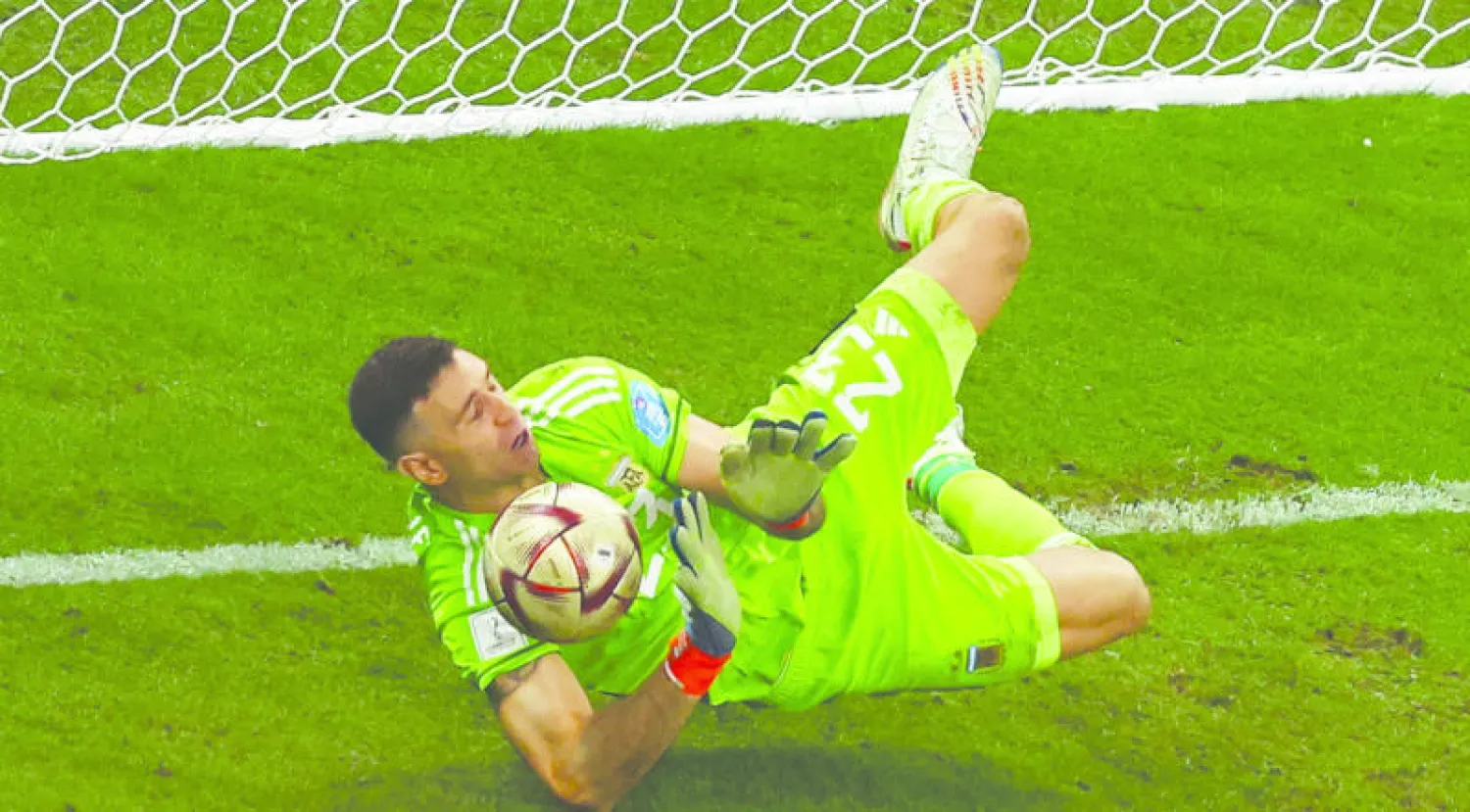 لعب حارس المرمى الأرجنتيني مارتينيز دوراً رئيسياً في فوز منتخب بلاده بكأس العالم للمرة الثالثة (رويترز)