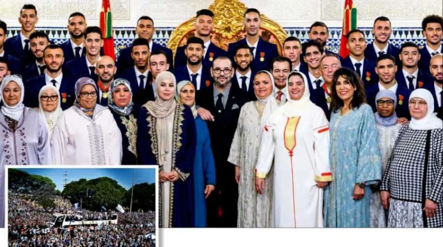 الملك محمد السادس لدى استقباله أعضاء المنتخب المغربي رفقة أمهاتهم أمس وفي الإطار حشود أرجنتينية تحتفي بفريقها المتوّج بكأس العالم في بوينس آيرس أمس (وكالة الأنباء المغربية) (أ.ف.ب)