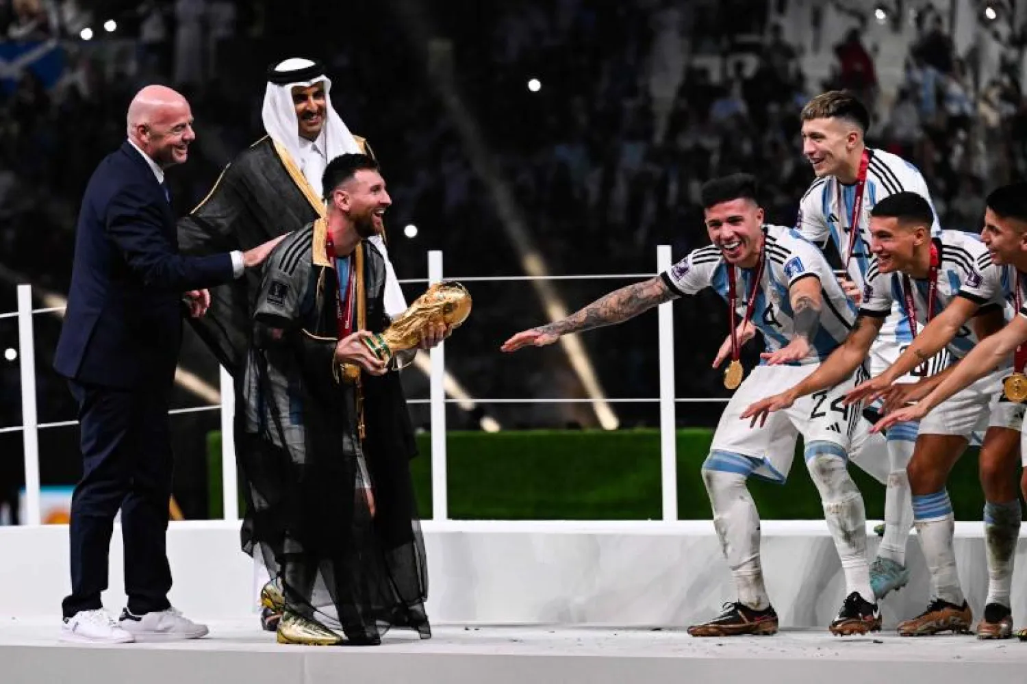 ليونيل ميسي خلال تتويج منتخب الأرجنتين بكأس العالم من قبل أمير قطر وإنفانتينو (أ.ف.ب)
