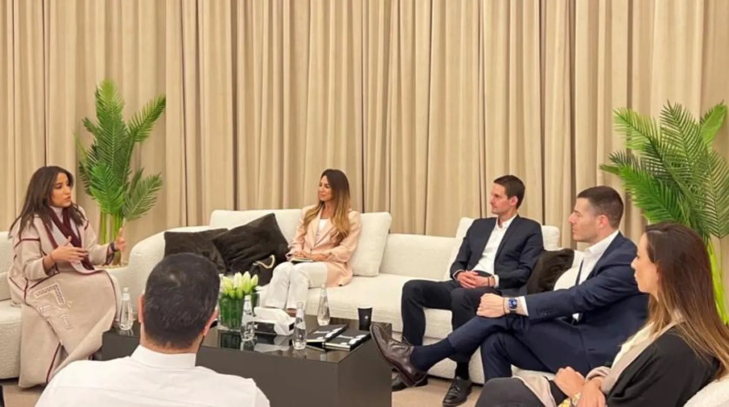  SRMG CEO Jomana al-Rashid and Snap CEO Evan Spiegel during a meeting on Monday, December 19, 2022. (Asharq Al-Awsat) 
