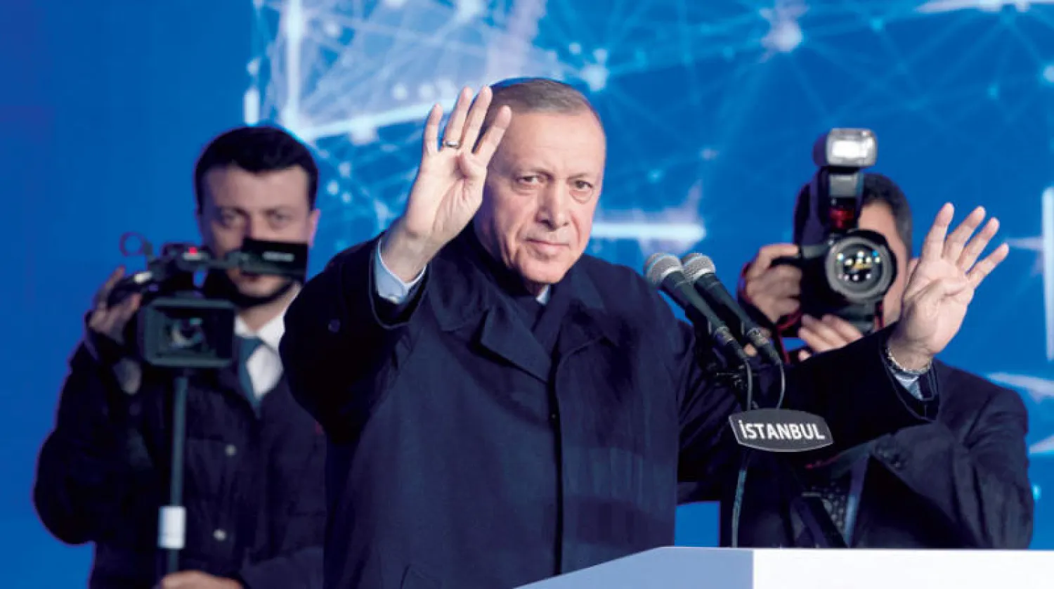 إردوغان يحيي أنصاره في سيليفري قرب إسطنبول في 16 ديسمبر (رويترز)