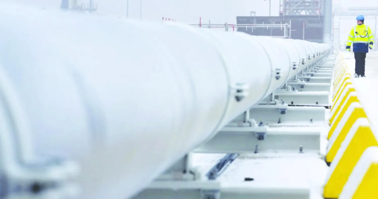 عامل بجوار أنبوب لنقل الغاز في ألمانيا (رويترز)