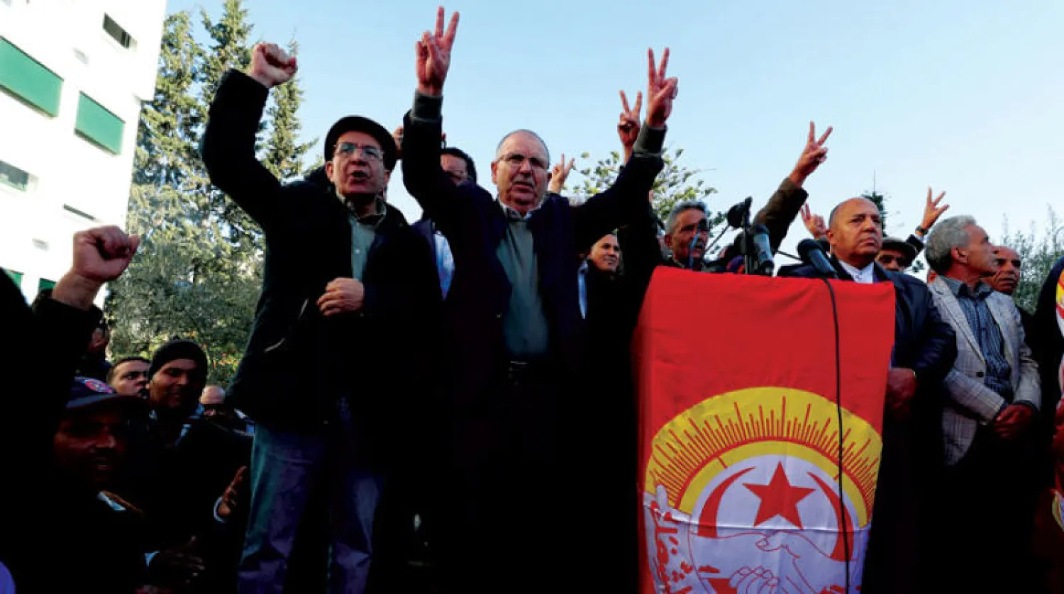 نور الدين الطبوبي الأمين العام للاتحاد العام التونسي للشغل في خطاب أمام حشود من أنصاره أمس (إ.ب.أ)