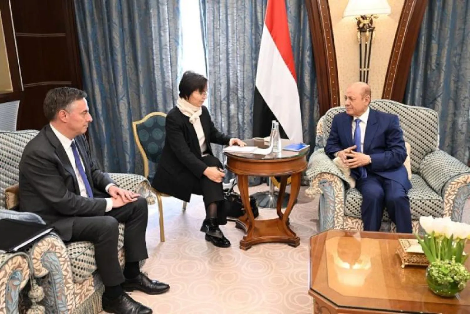 جانب من لقاء رئيس مجلس القيادة الرئاسي اليمني رشاد العليمي في الرياض مع وفد البرلمان الأوروبي أمس (سبأ)