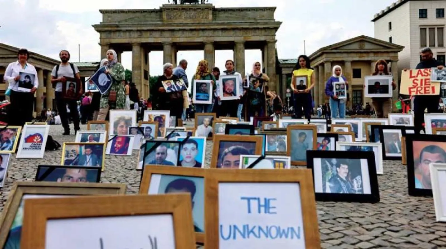 احتجاج نظمه نشطاء سوريون في برلين مايو الماضي للإفراج عن المعتقلين السياسيين (رويترز)