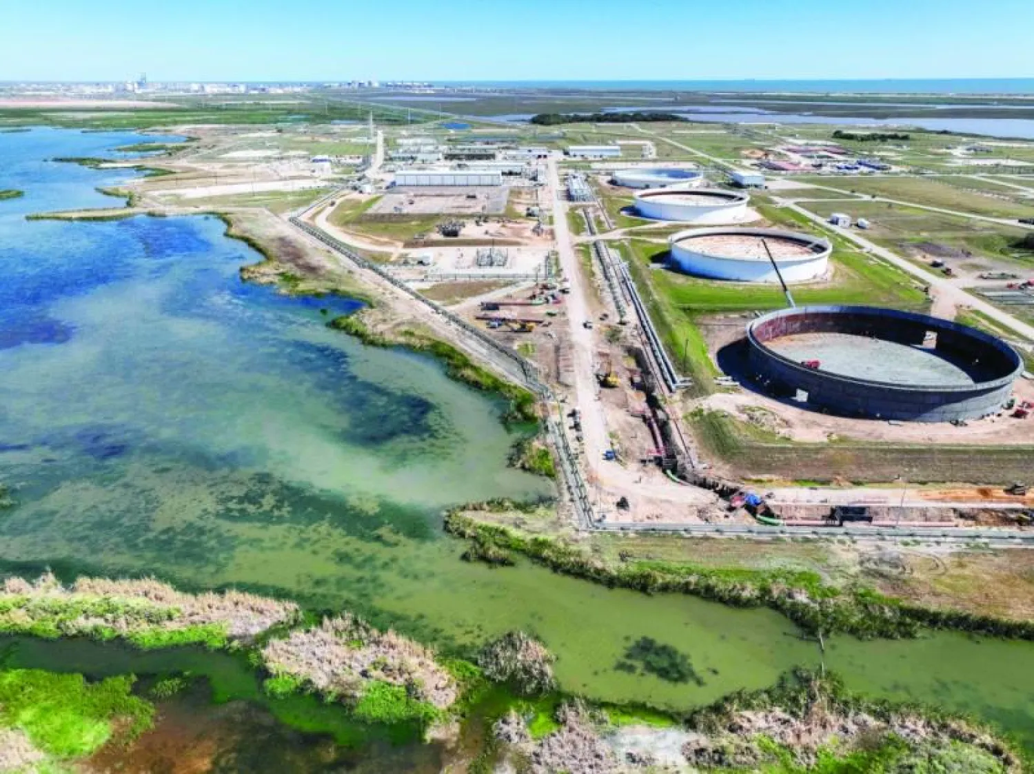 مخزن لاحتياطي النفط الاستراتيجي الأميركي في «بريان موند» بولاية تكساس (أ.ف.ب)