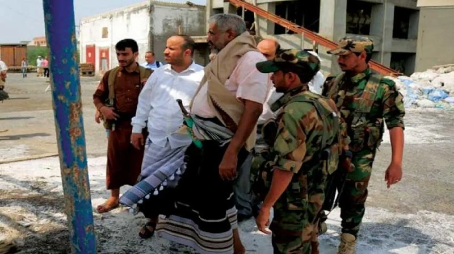 عناصر حوثيون يتجولون في أرجاء الشركة اليمنية لتكرير الملح بالحديدة (إعلام حوثي)