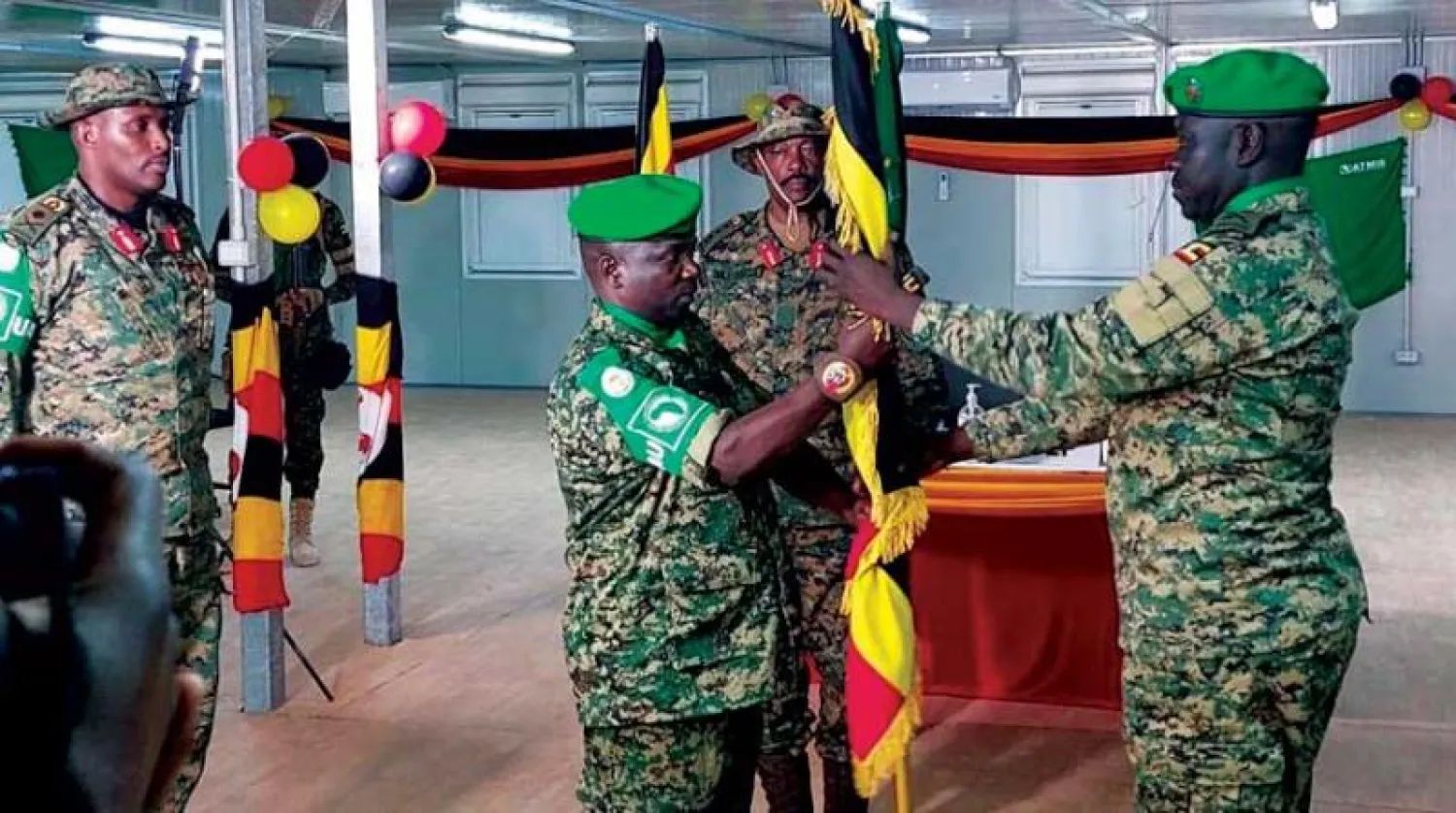صورة وزعتها وزارة دفاع أوغندا لتنصيب قائد وحدتها الجديد في الصومال