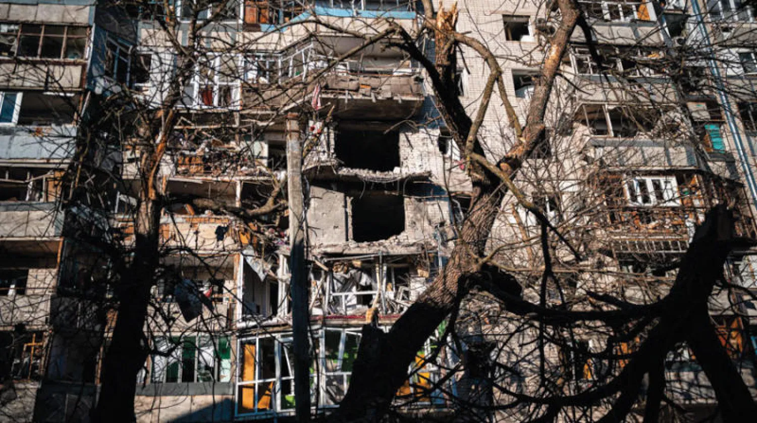 أبنية متضررة في مدينة خيرسون بجنوب أوكرانيا أمس (أ.ف.ب)