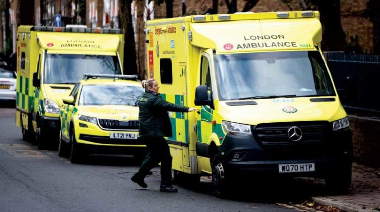 مسعف بريطاني قرب سيارة إسعاف بالعاصمة البريطانية لندن مع بدء حركة إضراب غير مسبوقة للقطاع (رويترز)