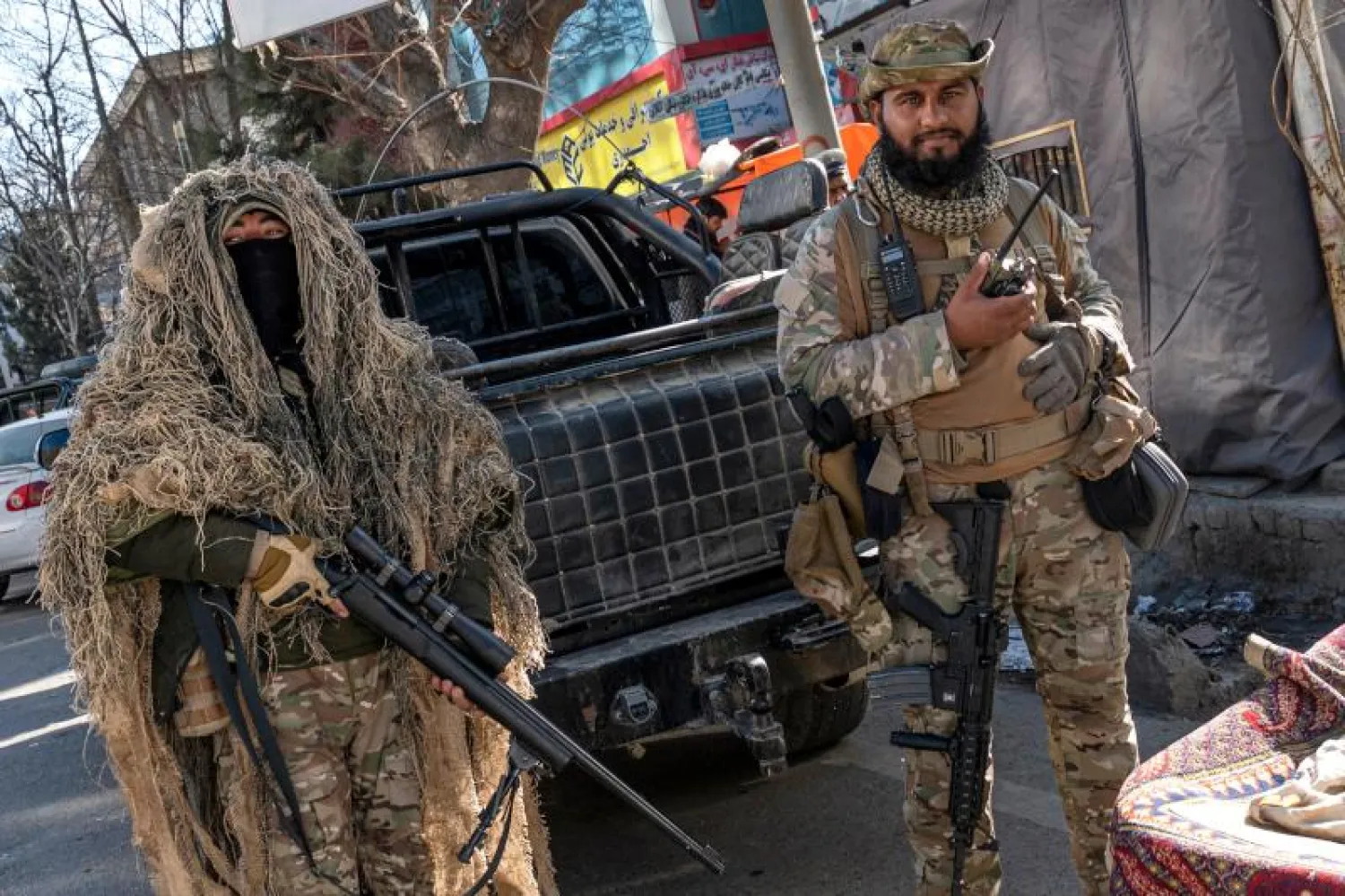 عناصر من «طالبان» أمام جامعة (أ.ف.ب)