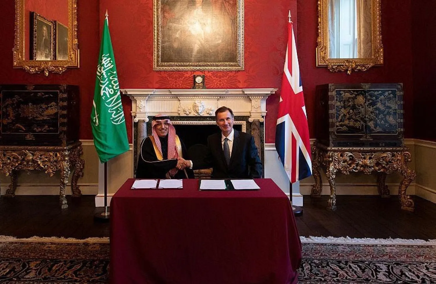 Saudi Minister of Finance Mohammed Al-Jadaan meets with Chancellor of the Exchequer Jeremy Hunt in London. (SPA)