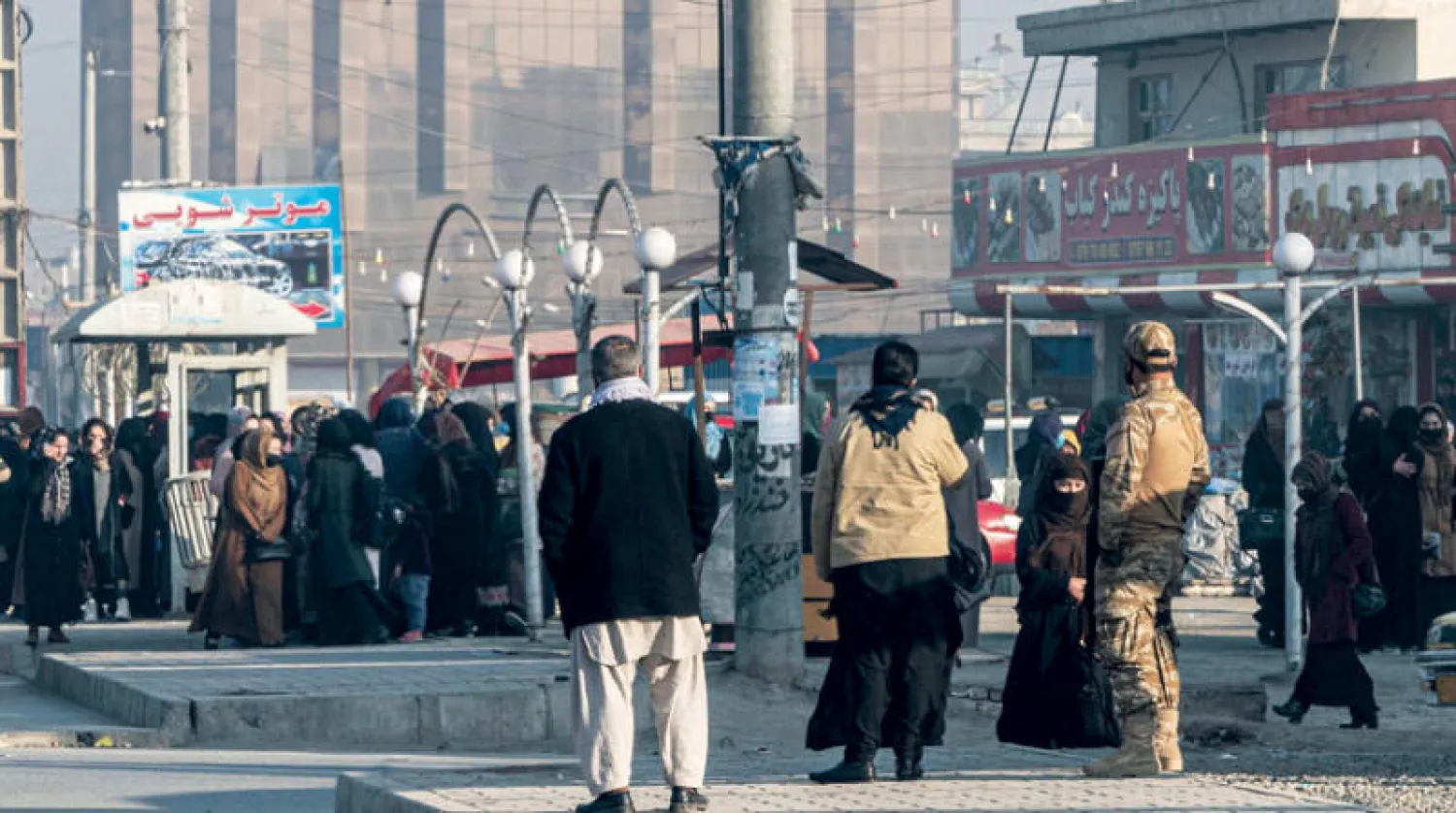 عناصر أمن «طالبان» لدى منع الشابات من دخول جامعة خاصة في كابل أمس (أ.ف.ب)