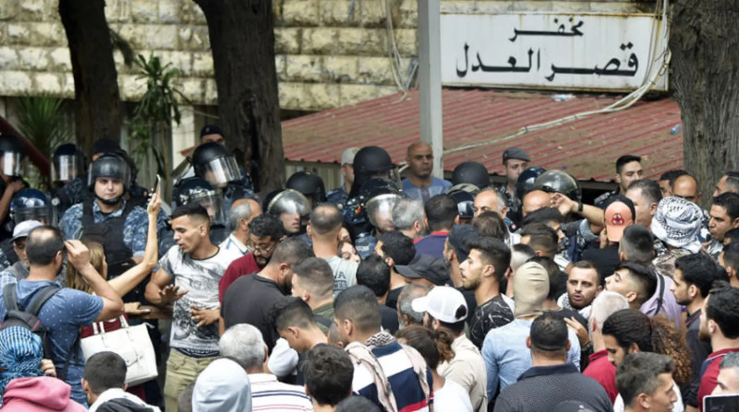 متظاهرون أمام «قصر العدل» في بيروت سبتمبر الماضي يطالبون بإطلاق محتجزين باقتحام مصارف (غيتي)