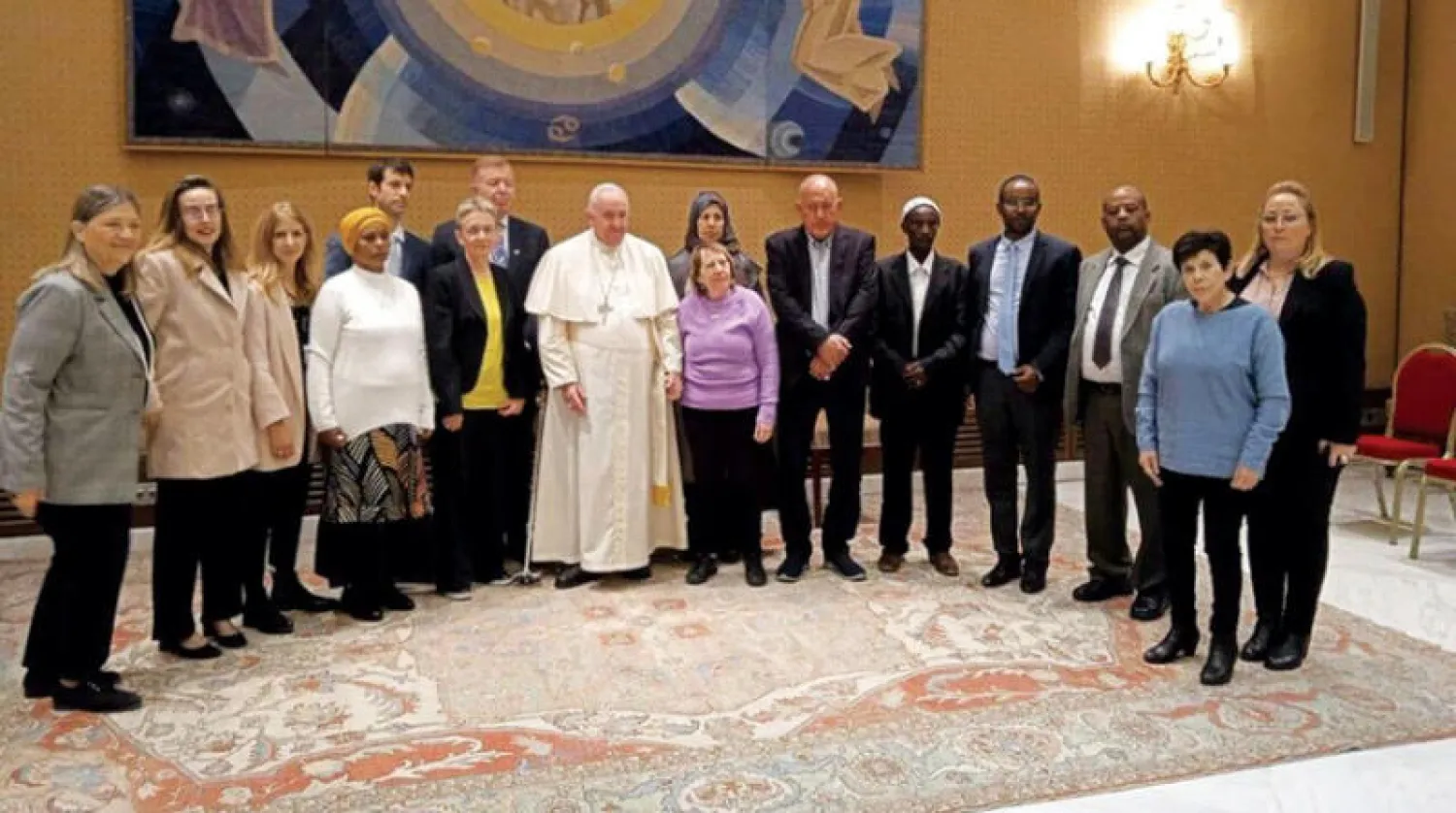 صورة وزعتها الخارجية الإسرائيلية للقاء وفد عائلات الأسرى مع بابا الفاتيكان