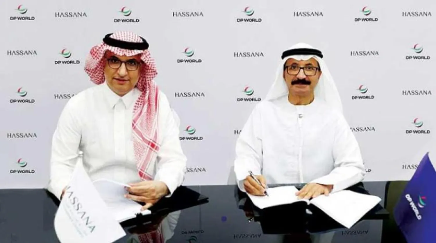 Hassana CEO Saad al-Fadly and Chairman and CEO of the DP World Sultan Ahmed bin Sulayem signing the agreement. (Asharq Al-Awsat)