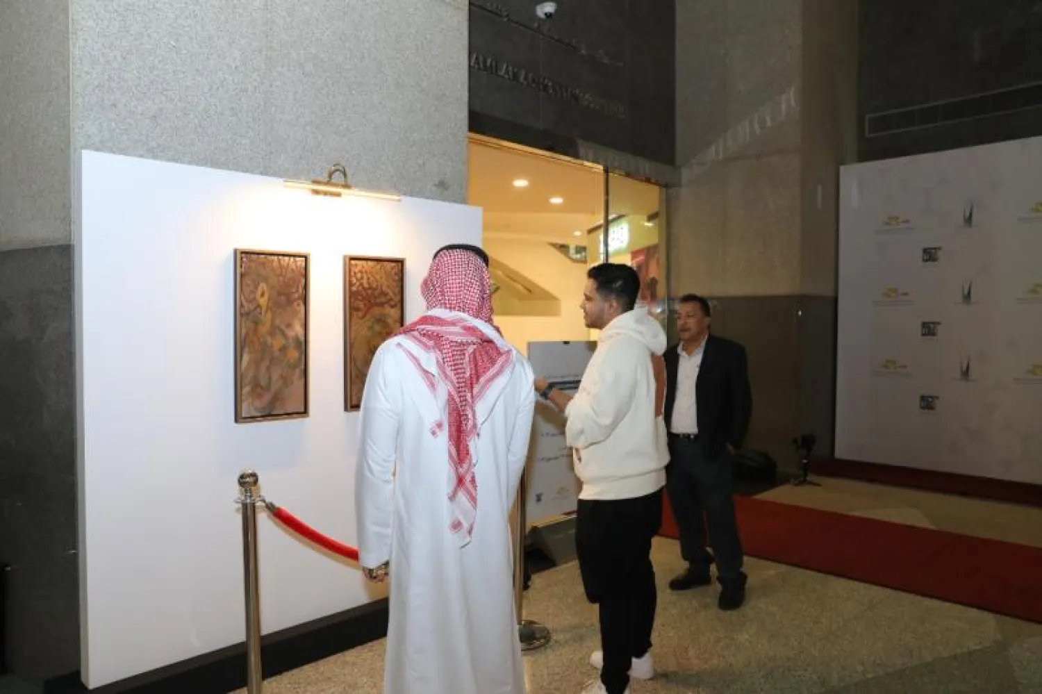 جانب من المعرض المقام لدعم أطفال مرضى السرطان (الشرق الأوسط)