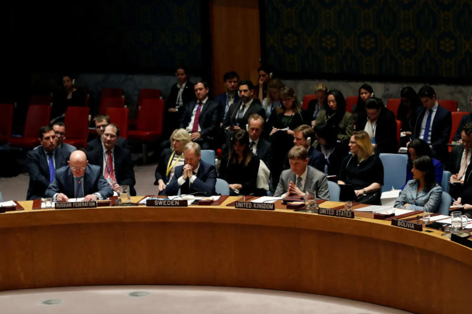 السفير الروسي لدى الأمم المتحدة فاسيلي نيبينزيا (يسار) يتحدث أمام مجلس الأمن حول سوريا في 12 مارس 2018 (رويترز)