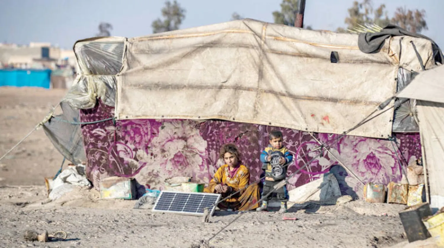 طفلان في مخيم للنازحين بريف الرقة شمال سوريا (أ.ف.ب)