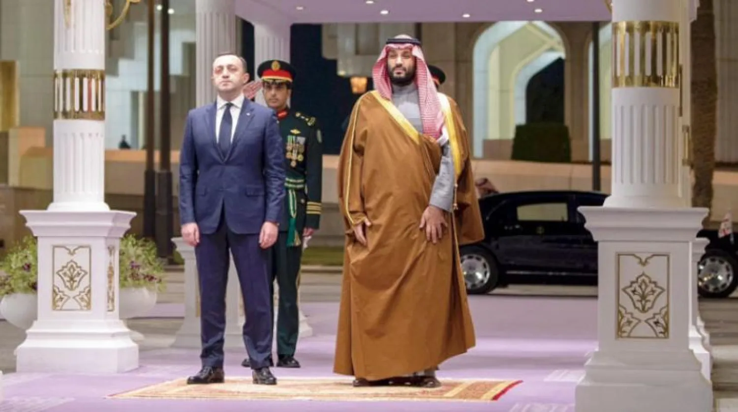 Suudi kraliyet marşı ve Gürcistan milli marşı sırasında Muhammed bin Selman ve İrakli Garibaşvili (SPA)