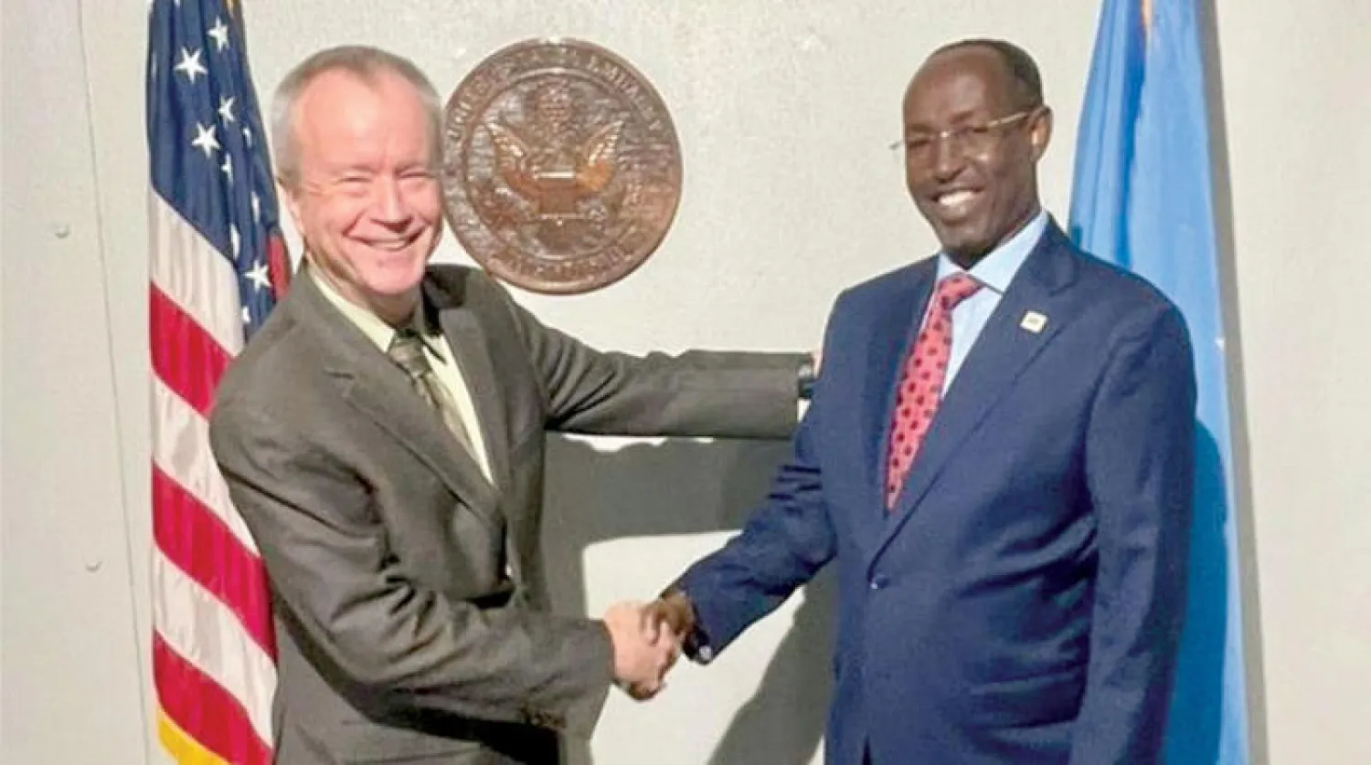 صورة وزعها السفير الأميركي لاجتماعه أمس بعمدة العاصمة مقديشو