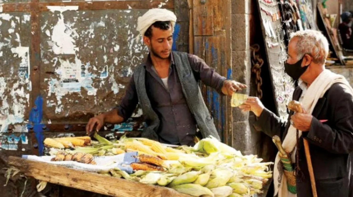 توقف الرواتب دفع بكثير من اليمنيين في مناطق سيطرة الحوثيين للعمل باعة متجولين (رويترز)