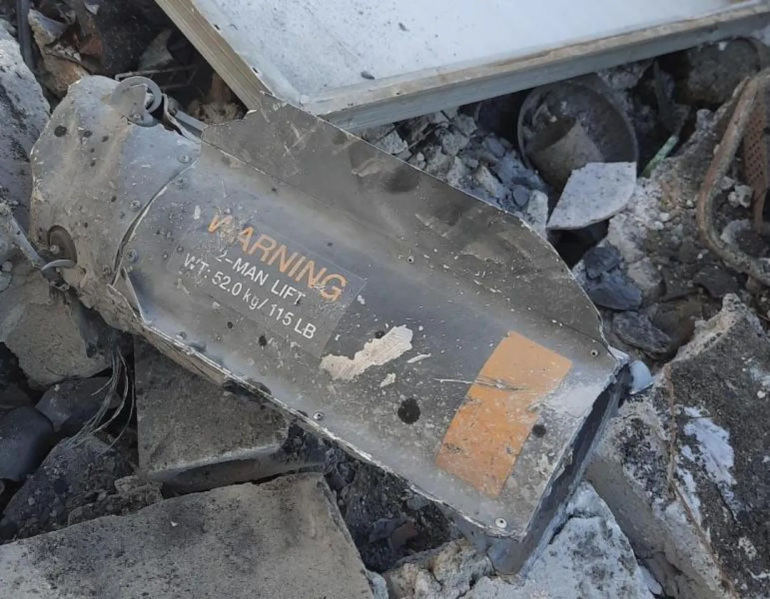 بقايا صاروخ للتحالف الدولي استهدف مبنى القيادي بتنظيم «داعش» في مدينة الباب شمال حلب (الشرق الأوسط)