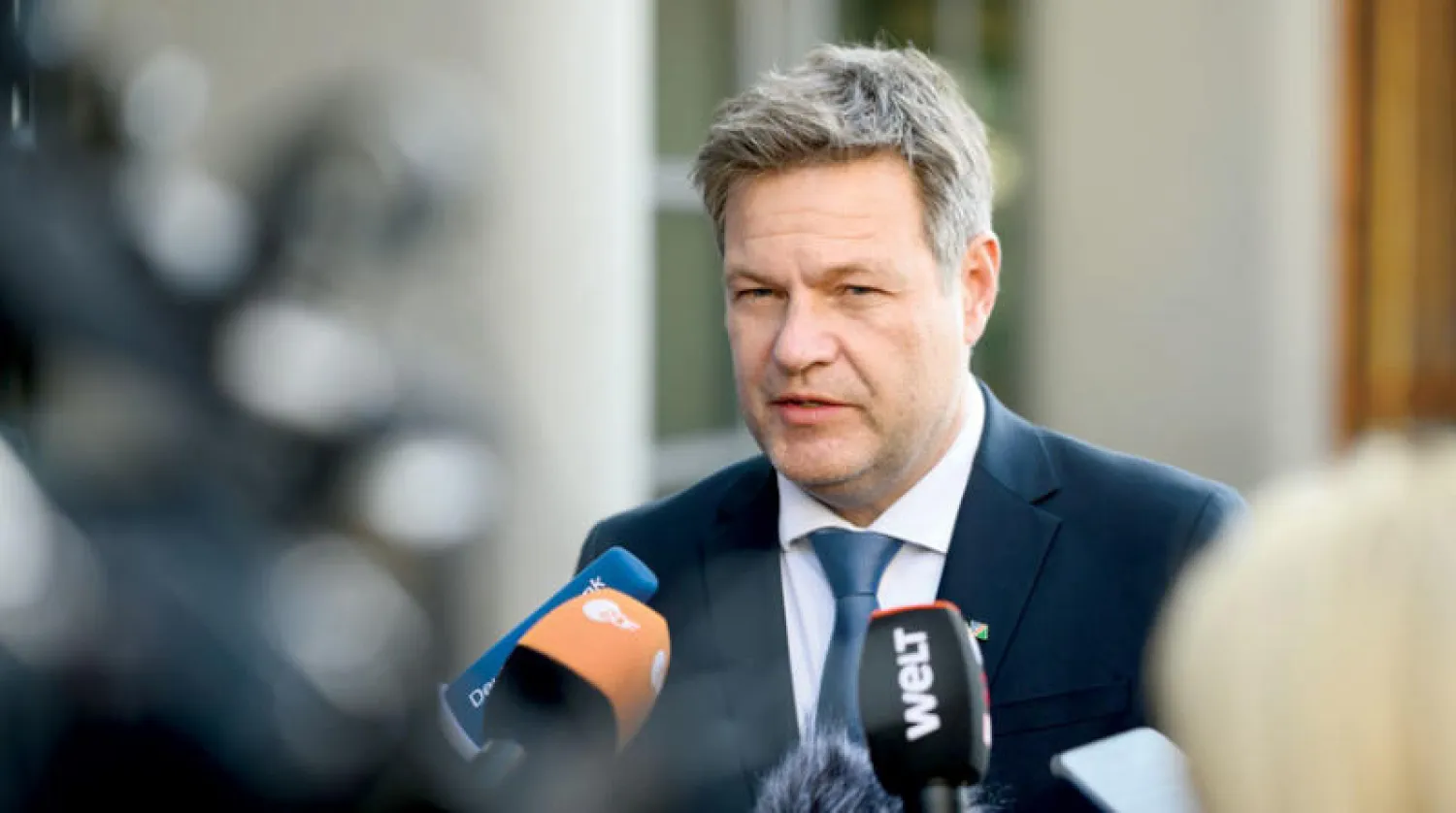 وزير الاقتصاد الألماني روبرت هابيك يتحدث لصحافيين في ختام زيارته لناميبيا في 5 ديسمبر الحالي (د.ب.أ)