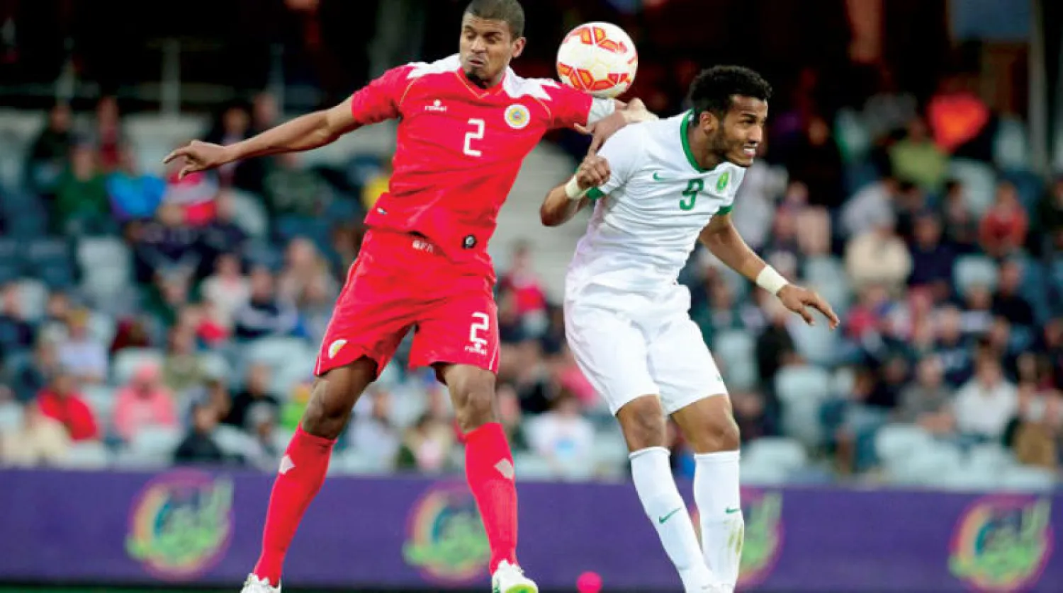 محمد حسين قائد منتخب البحرين في صراع هوائي مع مهاجم السعودية نايف هزازي في إحدى المباريات الخليجية (أرشيفية)