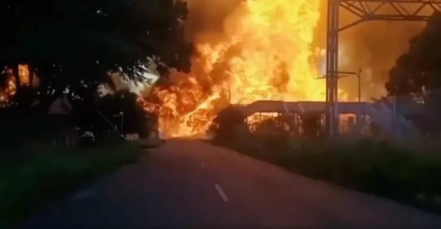 الصهريج الذي يحمل غازاً مسالاً بعد انفجاره يوم أمس في جوهانسبورغ بجنوب أفريقيا (إ.ب.أ)