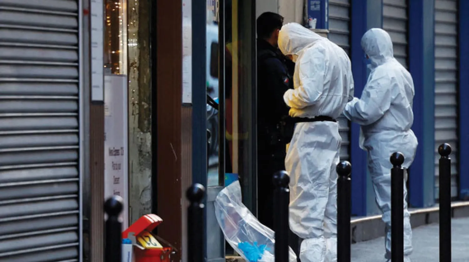 الشرطة الجنائية تفحص مكان الجريمة في باريس الجمعة (رويترز)