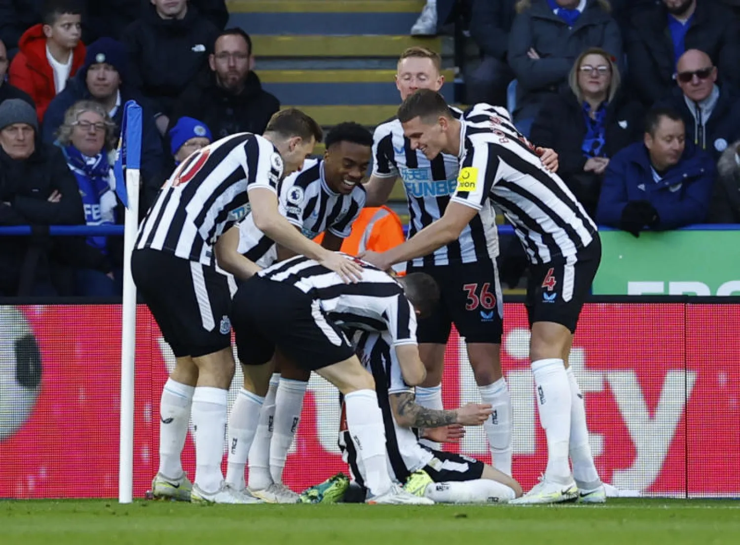 فرحة لاعبي نيوكاسل بفوزهم المهم على ليستر سيتي (رويترز)