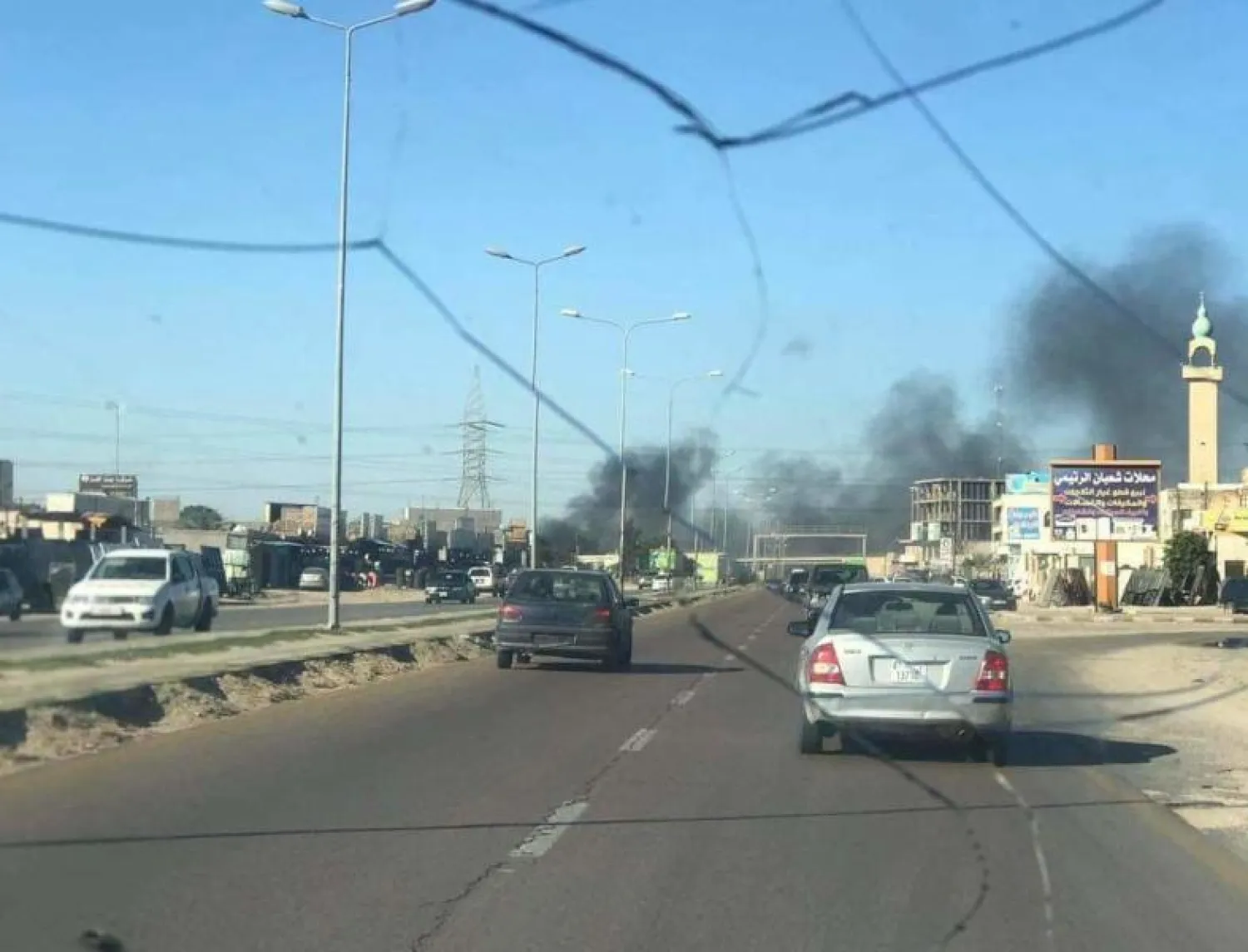 أعمدة الدخان تتصاعد بمدخل مدينة الزاوية غرب ليبيا (متداولة على حسابات موثقة عبر «تويتر»)