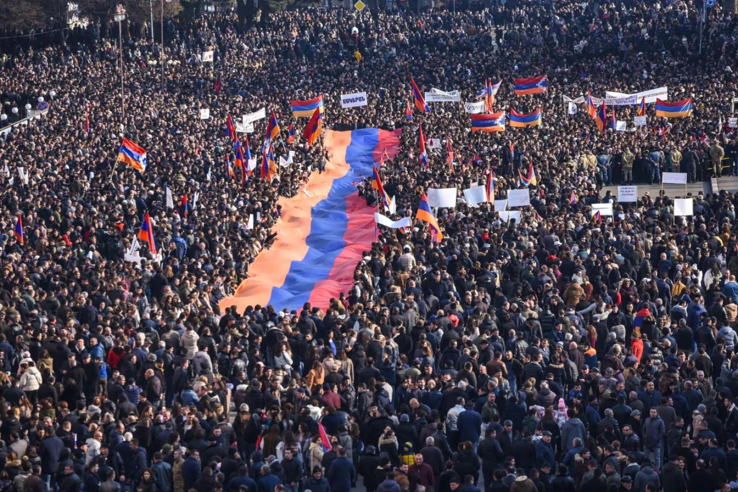 Hankendi'deki Rönesans Meydanı'nda binlerce kişi toplandı (AFP)