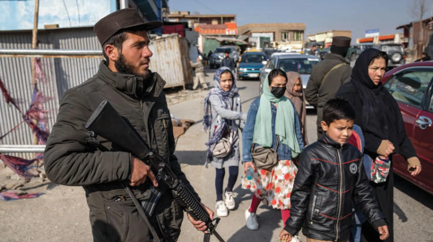 مقاتل من «طالبان» يقف في حراسة بالعاصمة الأفغانية كابل الاثنين (أ.ب)