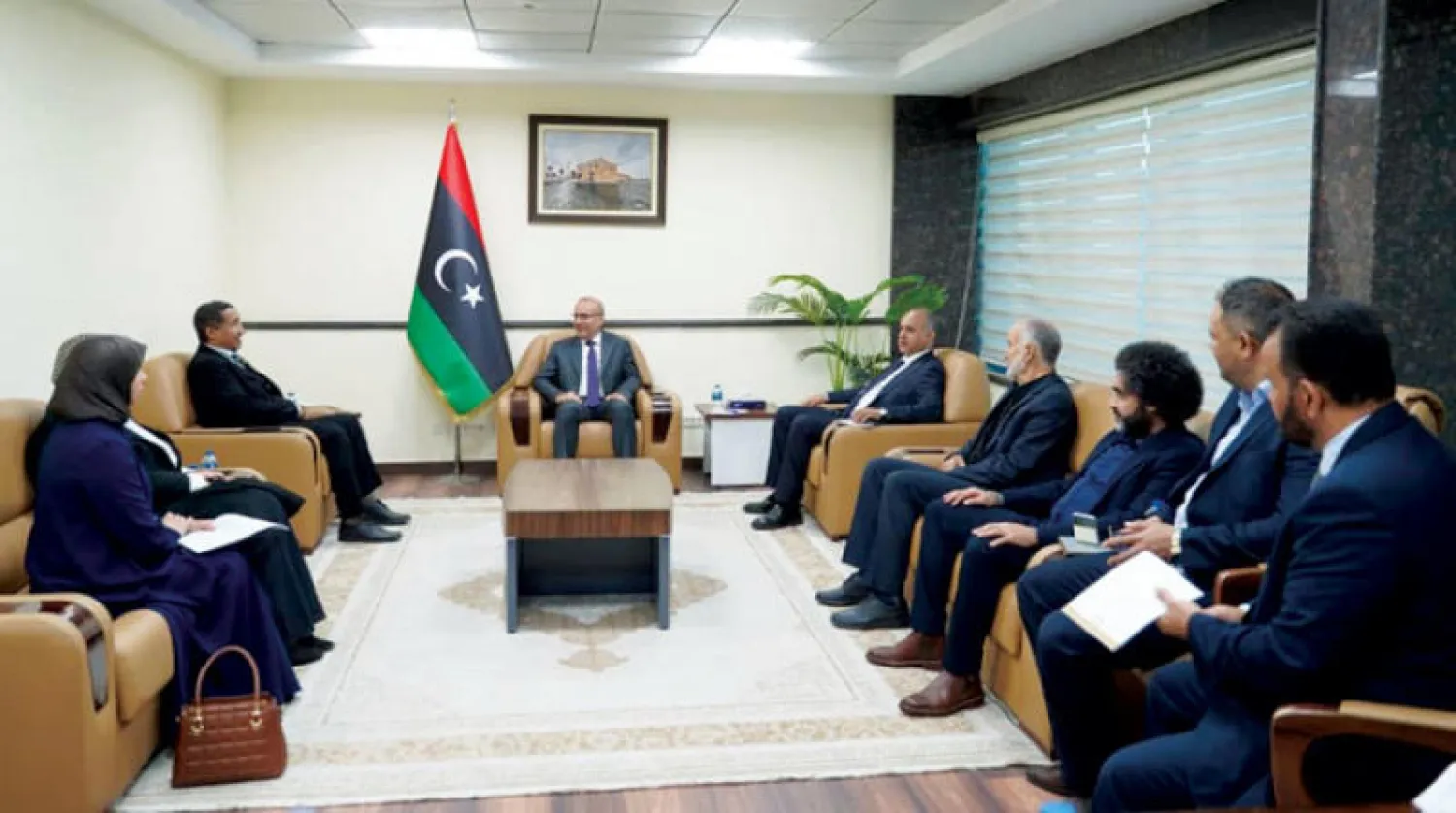 صورة وزعها المجلس الرئاسي الليبي لاجتماع نائبه اللافي في طرابلس بمرشحي الانتخابات في المنطقة الشرقية