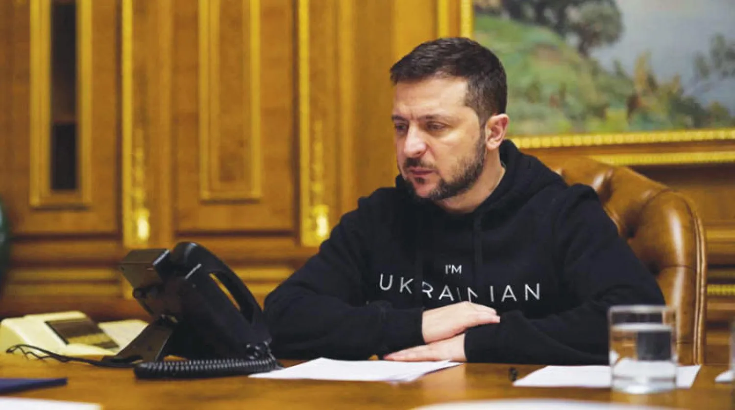 الرئيس الأوكراني فولوديمير زيلينسكي يتحدث إلى رئيس الوزراء الهندي ناريندرا مودي هاتفياً من كييف أمس (رويترز)