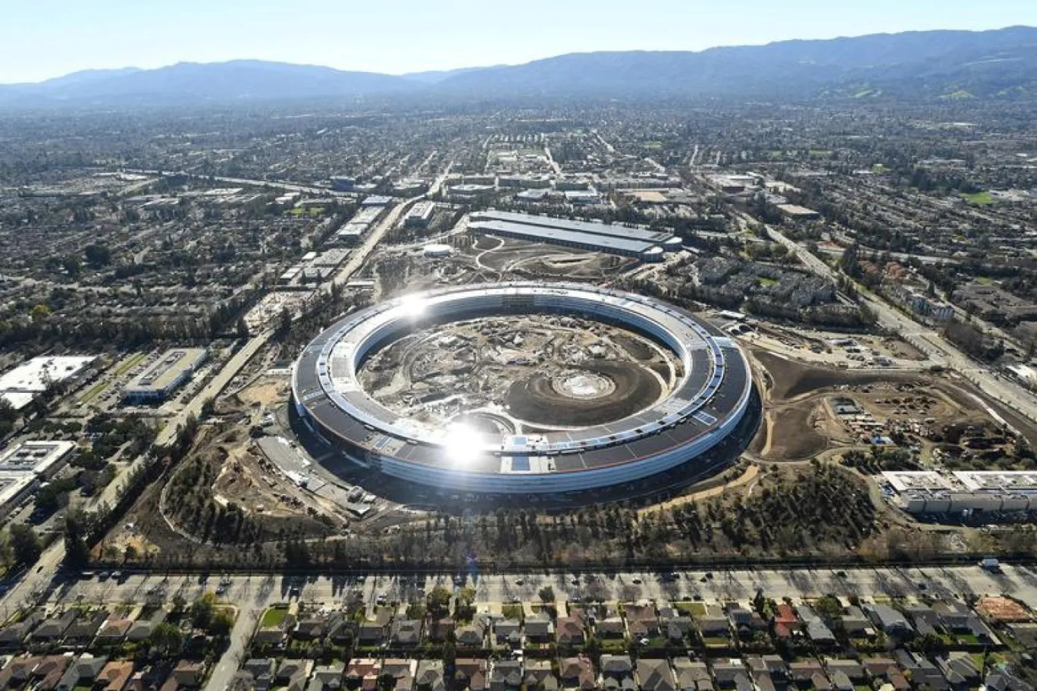 2017'de Silikon Vadisi'nde Apple Park binasını açan Apple patronları listede yer almadı (Reuters)

