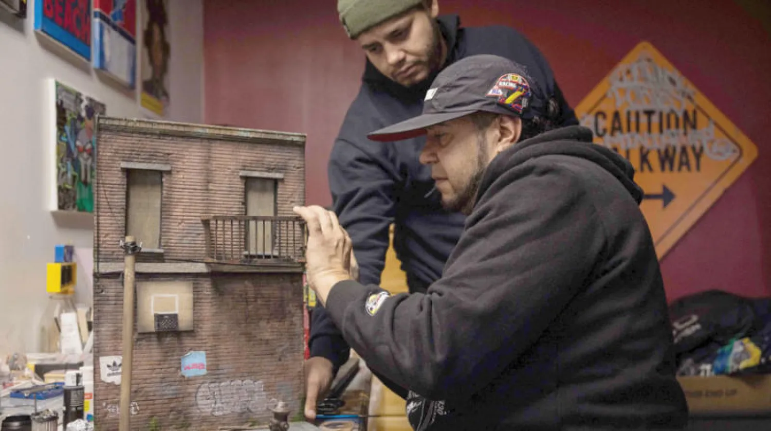 كورتيس يعمل في الاستوديو الخاص به في بروكلين (أ.ف.ب)