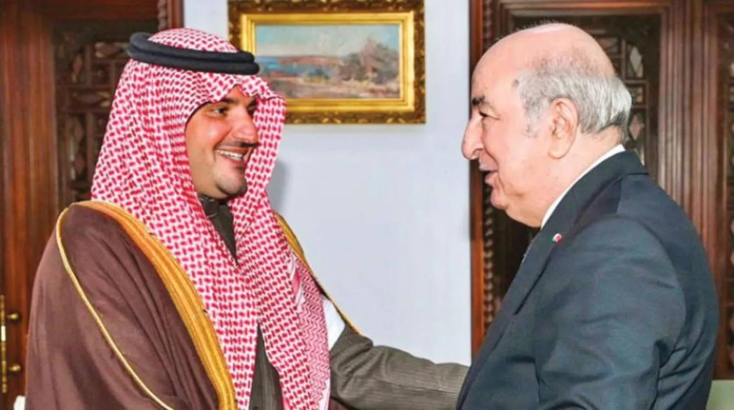 Cezayir Cumhurbaşkanı Abdulmecid Tebbun dün Cumhurbaşkanlığı Sarayı’nda Suudi Arabistan İçişleri Bakanı Prens Abdulaziz bin Suud bin Nayef’i kabul ederken (SPA)