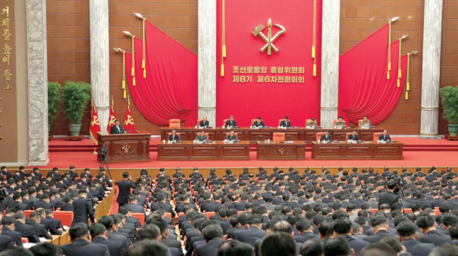 صورة وزعتها وكالة الأنباء الكورية الشمالية لاجتماع الحزب الحاكم أول من أمس (إ.ب.أ)