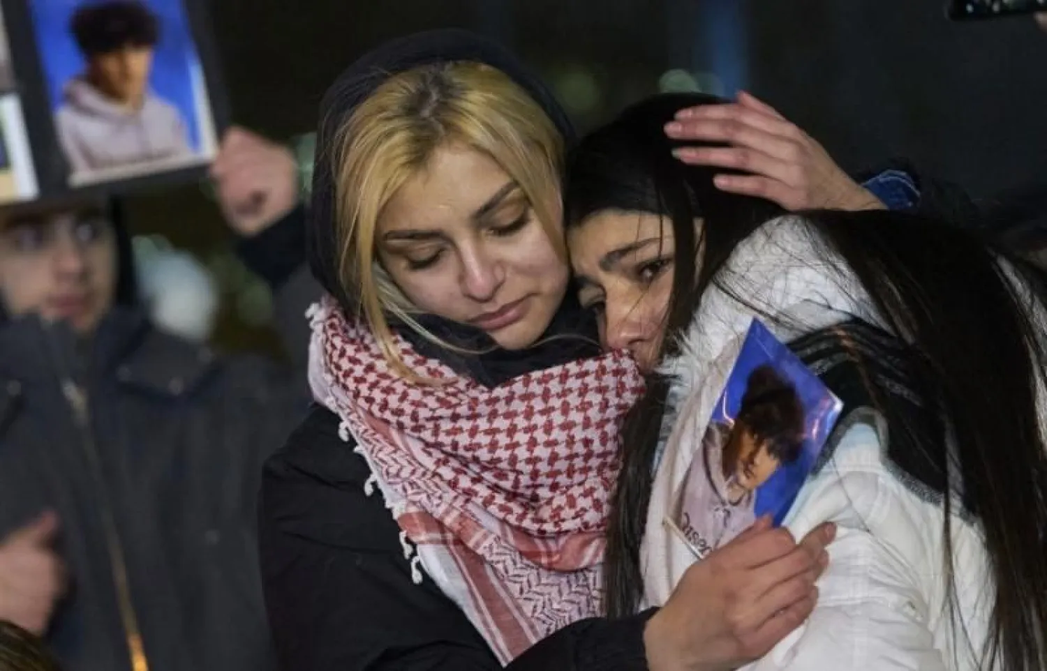 صورة بتاريخ 9 يناير 2020 بكندا من احتجاج على خلفية إسقاط الطائرة الأوكرانية تظهر أشخاصاً مفجوعين لخسارة أحبائهم (أ.ف.ب)