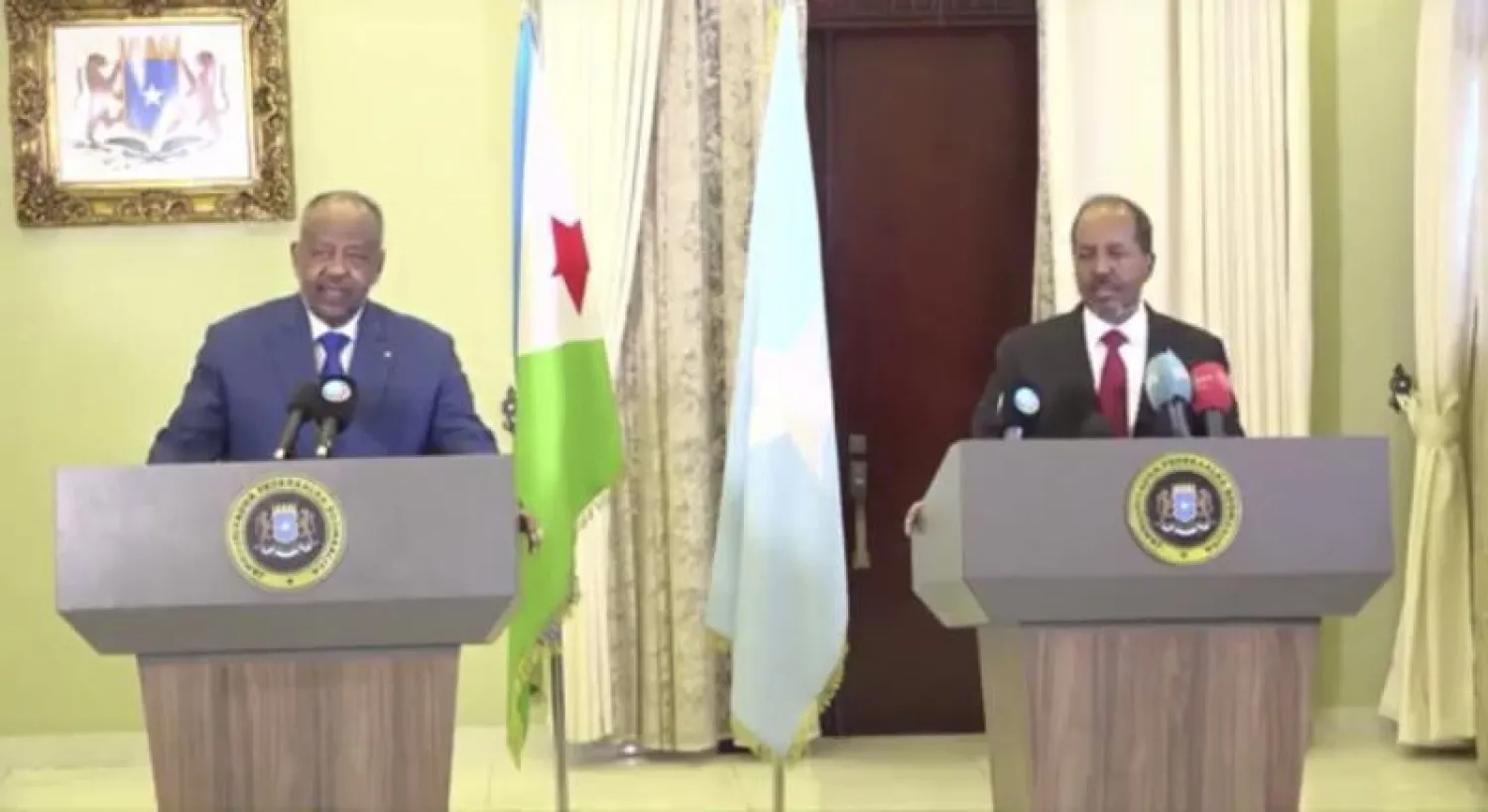 الرئيسان الصومالي والجيبوتي في مؤتمر صحافي بالعاصمة مقديشو (وكالة الأنباء الصومالية الرسمية)