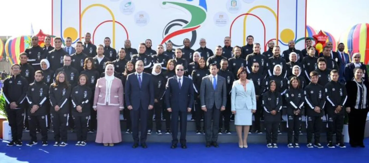 الرئيس المصري يتوسط المشاركين في احتفال «قادرون باختلاف» (الرئاسة المصرية)