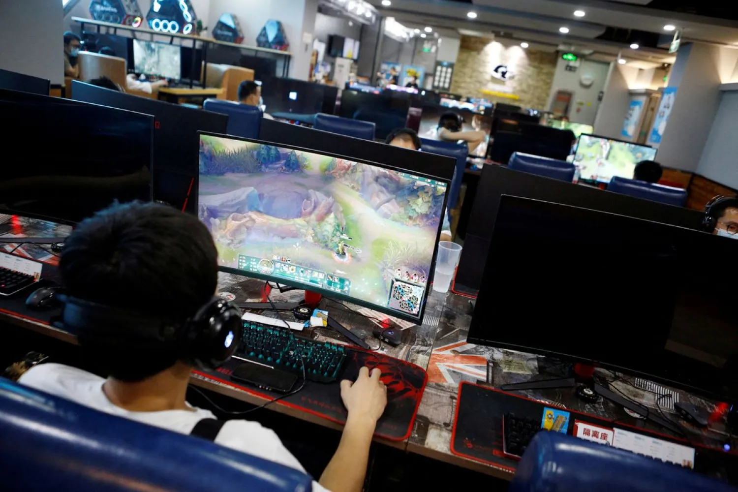 People play online games on computers at an internet cafe in Beijing, China August 31, 2021. REUTERS/Florence Lo