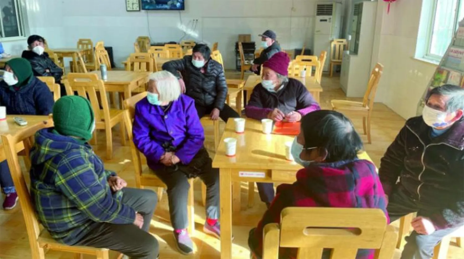 Birkaç gün önce Çin’in Şangay şehri yakınlarındaki Kovid-19 karşıtı aşı merkezindeki yaşlı insanlar (Reuters)