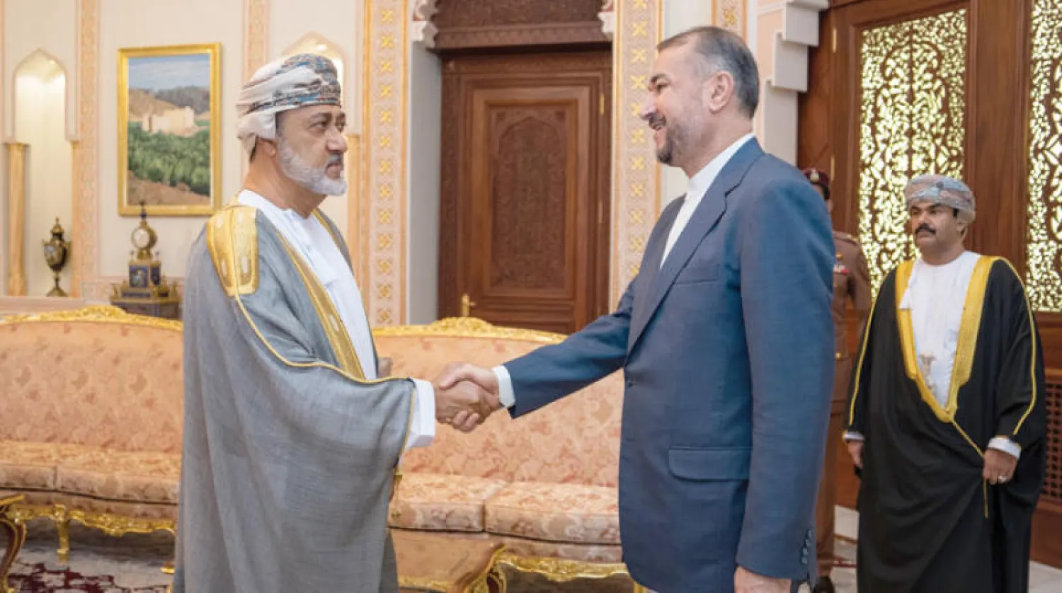 السلطان هيثم بن طارق سلطان عُمان لدى استقباله عبداللهيان بقصر البركة في مسقط أمس (العمانية)