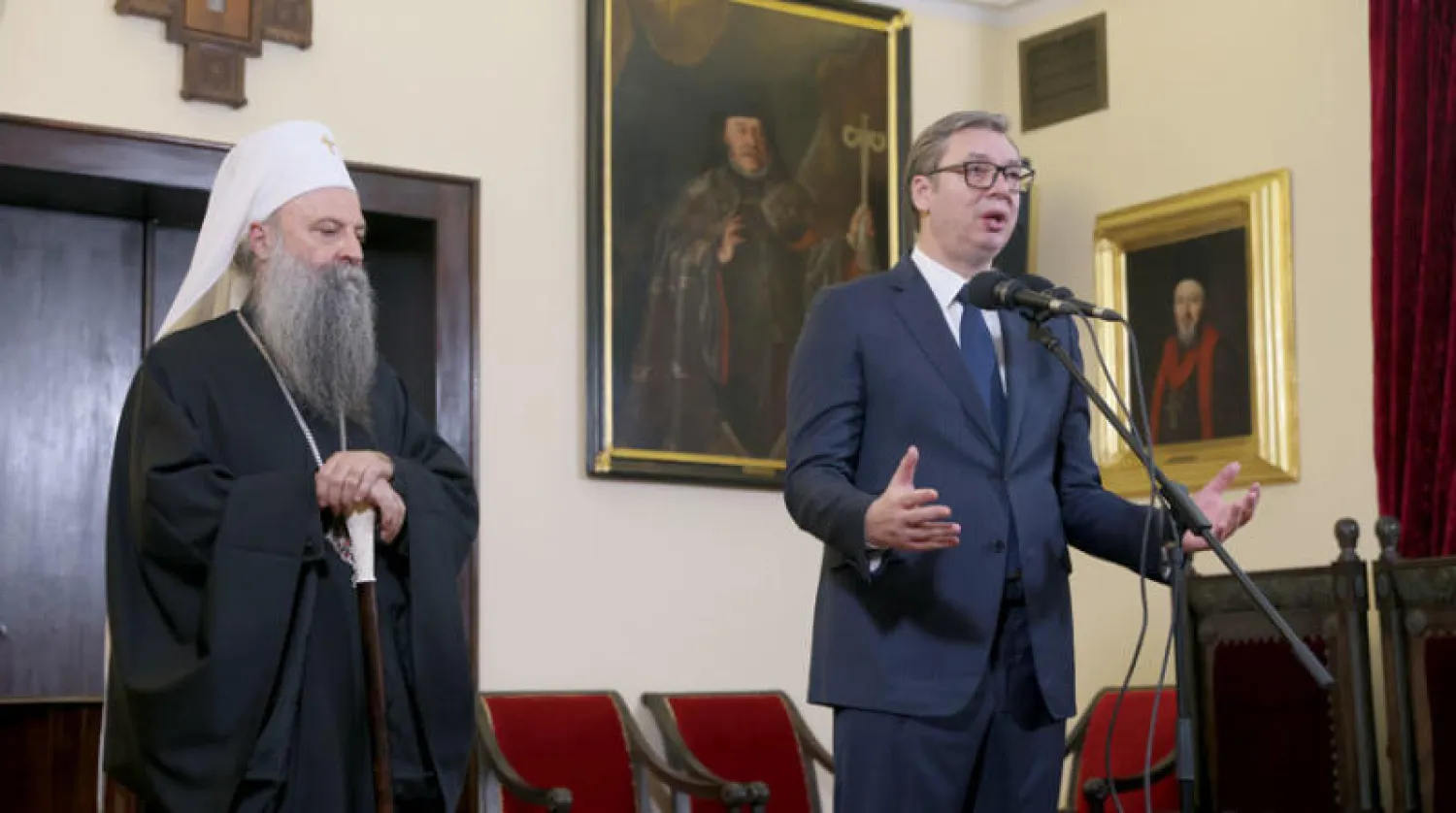 الرئيس الصربي وبطريرك الكنيسة الأرثوذكسية يتحدثان للصحافيين بعد لقائهما أول من أمس (إ.ب.أ)